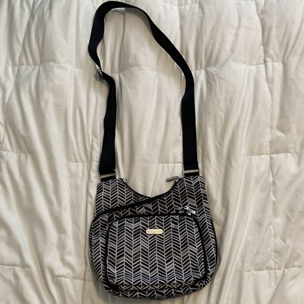 Baggallini Crossbody Bag Black Gray Brown Chevron Pattern Many Pockets